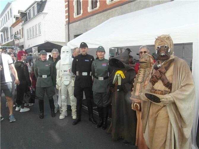 Intergalaktischer Besuch am Stand der Schützen Montabaur. Fotos: Schützen Montabaur
