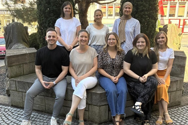 Interkommunale Zusammenarbeit auch beim Klimaschutz: von links nach rechts, erst hinten, dann vorne: Julia Simon (Landkreis Mayen-Koblenz), Christiane Graf (Westerwald-Kreis), Lina Sturm (VG Vallendar), Julian Herbst (VG Montabaur), Julia Kaboth (Landkreis Cochem-Zell), Emilie Hammer (Stadt Koblenz), Carina Nikolay (Kreis Mayen-Koblenz/VG Mendig), Angelina Zahn (Landkreis Neuwied). 