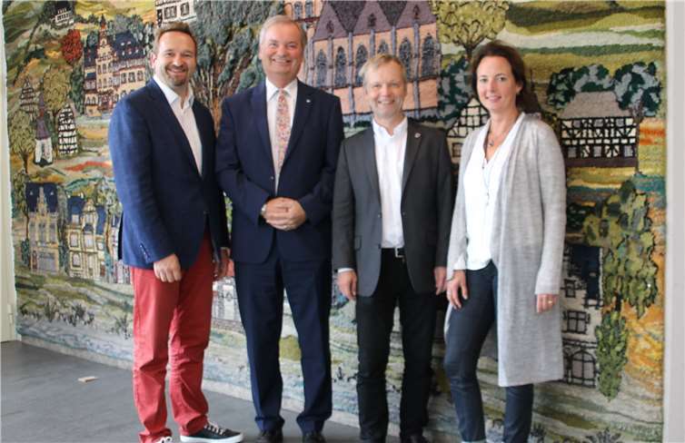 Interkommunales Gespräch zum Klimaschutz im Bad Honnefer Rathaus – v. l. Erster Beigeordneter Holger Heuser (Stadt Bad Honnef), Bürgermeister Karsten Fehr (Verbandsgemeinde Unkel), Bürgermeister Otto Neuhoff (Stadt Bad Honnef) und Sonja Klewitz (Fachbereichsleiterin Infrastruktur und Bauwesen, Unkel).Foto: Stadt Unkel