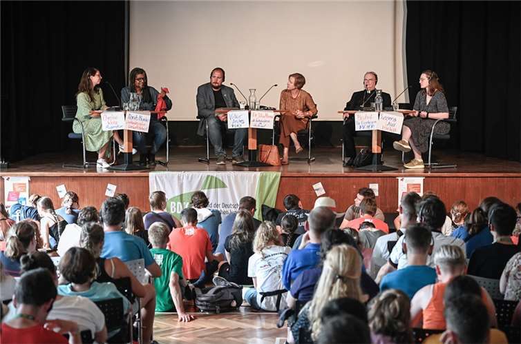 International Youth Hearing während des Weltjugendtags in Lissabon (Portugal) mit (v.l.) Moderatorin Christa Weise; Danilo Moreira, portugiesischer Umweltaktivist und Aktivist in der Anti-Rassismus-Bewegung; Volker Andres, Vorstandsmitglied des Bundes der Deutschen Katholischen Jugend (BDKJ); Julia Monar, Botschafterin der Bundesrepublik Deutschland in Portugal; Bertram Meier, Bischof von Augsburg; und Susanna Laux, Mitglied in der Arbeitsgemeinschaft Katholischer Hochschulgemeinden. Foto: Julia Steinbrecht/KNA