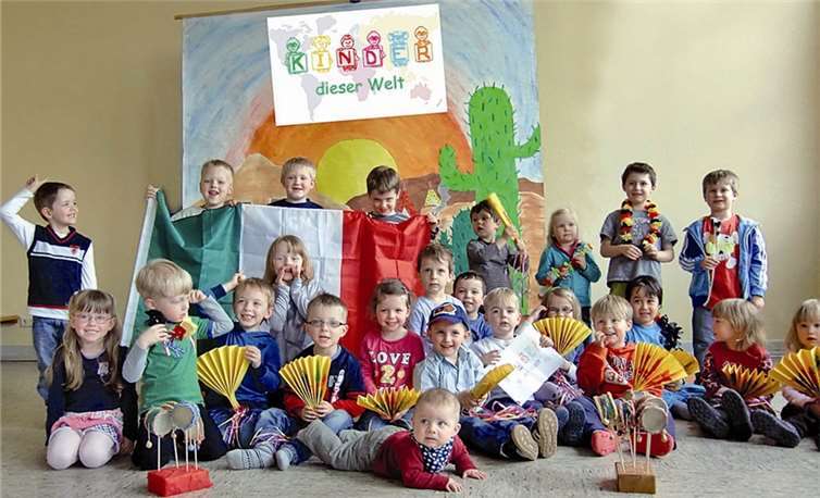 International ging es beim Frühlingsfest in der Oberdreeser Kindertagesstätte zu: Fahnen, Kostüme und weitere Accessoires erinnerten an ferne Länder. privat