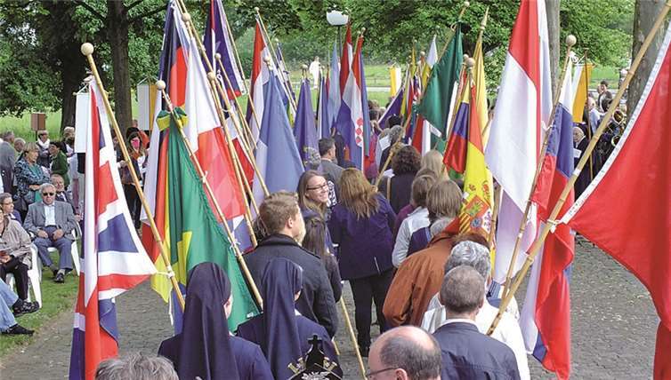 Internationale Fahnen in der Prozession.
