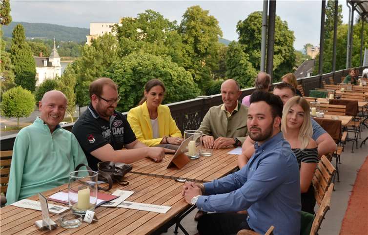 Internet drinnen und draußen: Die Vertreter der FDP-Fraktion im Kreistag fordern zusammen mit den Jungen Liberalen eine bessere Internetversorgung im Kreis Ahrweiler. Foto: privat