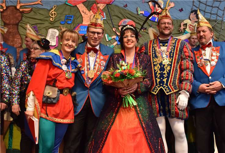 Inthronisiert wurde das neue Prinzenpaar Prinz Björn II und Prinzessin Elena I (Fischer) von Präsident Lutz Rams (2.v.l.) und KC-Vorstandsmitgliedern. Fotos: HEP