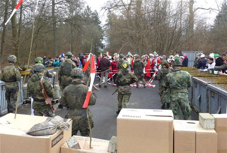 Invasoren und Verteidiger stehen sich mit kritischen Blicken gegenüber. Wird tat...