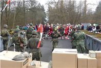 Invasoren und Verteidiger stehen sich mit kritischen Blicken gegenüber. Wird tat...