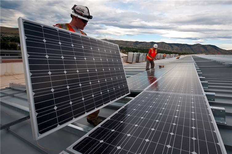 Investitionen in den Solarsektor sind nicht per se nachhaltig. Wie sind die Produktionsbedingungen, wie ist die Lieferkette? Nachhaltigkeit kennzeichnet sich durch ein stimmiges Gesamtpaket, das sich in der gesamten Firmenpolitik niederschlägt.Foto: pixabay.com © Rilsonav (CC0 Creative Commons)
