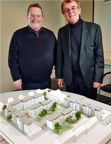 Investor Erland Knaf (links) möchte gerne die Pläne des Architekten Peter Ludes (rechts) realisieren, welche die Sanierung der ehemaligen Bundeswehr-Siedlung „Yellowtown“ durch Schaffung von modernem Wohnraum vorsieht. Foto: privat