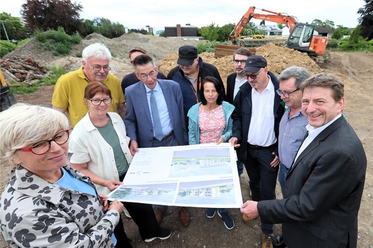 Investor Marc Bohr und Architektin Gundula Wolf den Mitgliedern der Bündnisfraktionen im Neuwieder Stadtrat das für Neuwied vorbildgebende Projekt am Raiffeisenring vor. Hier entstehen 43 bezahlbare Wohnungen in attraktivem Umfeld und in nachhaltiger, innovativer Bauweise