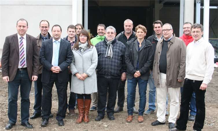 Investorin Ellen Lohner und Ehemann Achim Lohner (vordere Reihe 3.u.4.v.l.) konnten zahlreiche Gäste beim Richtfest des neuen Einkaufsmarktes in Kempenich begrüßen. WER