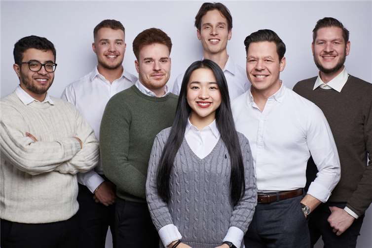 Inzwischen beschäftigt das junge Unternehmen sechs Mitarbeitende und betreut Kunden aus verschiedenen Bereichen – von Privatpersonen über Unternehmen bis hin zu öffentlichen Institutionen.