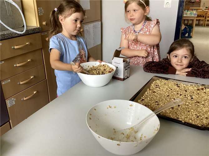 Inzwischen gehört es zur Routine, dass das Frühstück gemeinsam vorbereitet wird.  Foto: privat