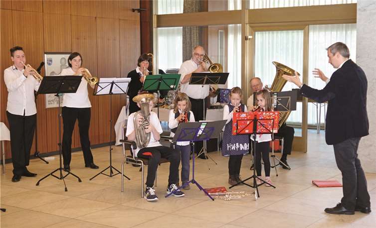 Inzwischen hat sich sogar eine muntere Schar von Kindern und Jugendlichen zusammengefunden, die im Posaunenchor Trompete, Posaune und Euphonium lernen. Zusammen mit den Erwachsenen konnten sie schon ihr Können unter Beweis stellen. Privat