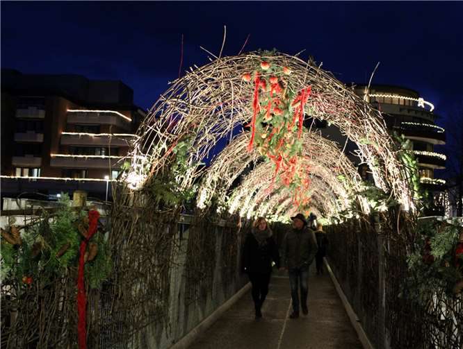 Inzwischen ist die weit über die Kreisstadt hinaus bekannte und beliebte Melange aus Licht, vielfältiger Kunst, Weihnachtsmarkt und überwiegend lokalen Spezialitäten wieder in nahezu altem Umfang am Start.