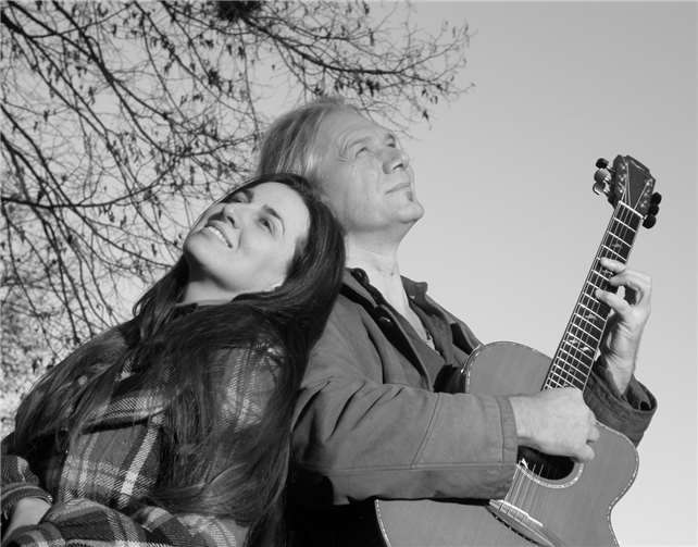 Ioanna Giannaki und Uwe Arenz unterhalten mit ihrer Musik das Publikum auf sieben Sprachen.Foto: privat