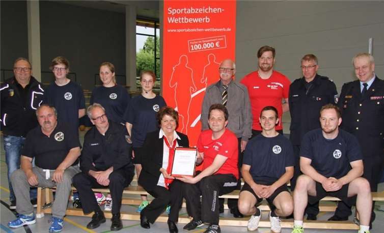 Irene Kassing (7.v.l.), Leiterin der Sparkassenfiliale in Niederzissen, gratulierte Björn Pfeif (8.v.r.), Leiter der Feuerwehr Sportgruppe Brohltal, und den erfolgreichen Athleten zur ihrer sportlichen Leistung.privat