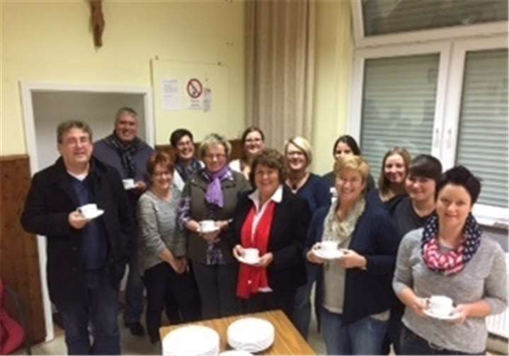 Irene Kassing (7.v.r.) überreichte in Doppelfunktion als Vertreterin der Kreissparkasse Ahrweiler sowie als Mitglied der Oberlützinger Bergmöhnen das Ess- und Kaffeeservice für die Ausstattung der „Alten Schule“.privat
