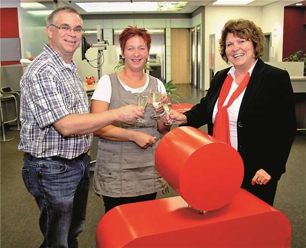 Irene Kassing (r.), Leiterin der Sparkassen-Geschäftsstelle in Niederzissen, gratuliert den Eheleuten Günter und Sandra Loth zum Gewinn bei der jüngsten PS-Auslosung.privat