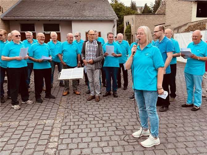Irene Neideck-Schaan und der Nickenicher Männerchor begrüßen die Besucher. Fotos: privat