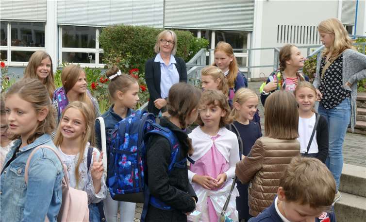 Irene O’Brien begrüßt ihre neue Klasse.