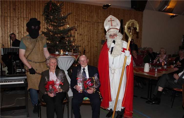 Irene Weiland und Alois Harst erhielten als älteste Teilnehmer der Seniorenfeier ein Präsent vom Nikolaus.