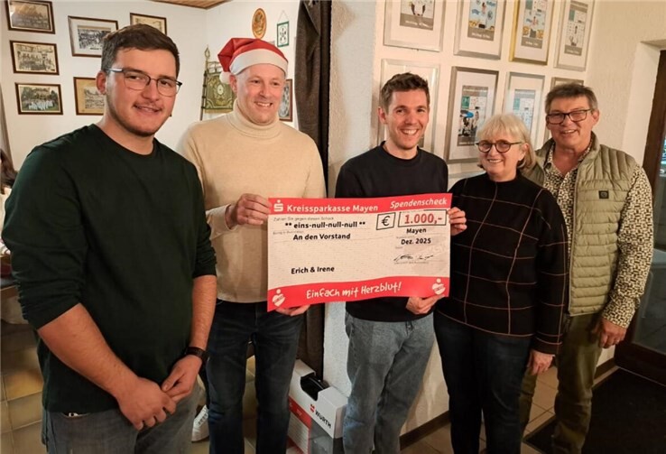 Irene und Erich Nöthen mit dem geschäftsführenden Vorstand der Schützengesellschaft Mayen bei der Spendenübergabe.Foto: Hannelore Gorlinski