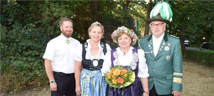 Irene und Norbert Tuschen mit ihrer Tochter Helga Klein,die Bezirkskönigin ist, mit ihrem Mann Christian.