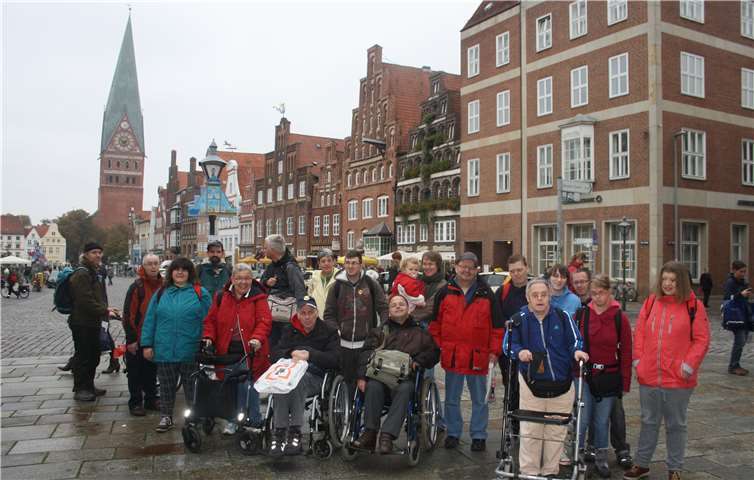 Irgendwann nach dem „Lockdown“ werden sie sich wieder sehen: Die Mitglieder des „Treff 81“, der Gruppe von Behinderten und Nichtbehinderten aus der katholischen Kirchengemeinde Lahnstein, Sankt Martin. Foto: privat