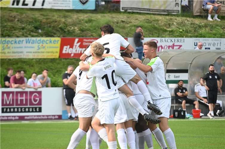 Irgendwo in dieser Spielertraube muss sich Lars Assenmacher, der Torschütze zum entscheidenden 2:0, versteckt haben.  Fotos: SK