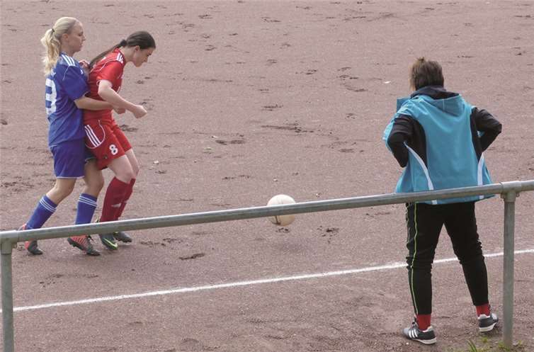 Irina Gassen (blaues Trikot) im Zweikampf. Sie erzielte mit einem direkt verwandelten Eckball das 4:1.privat