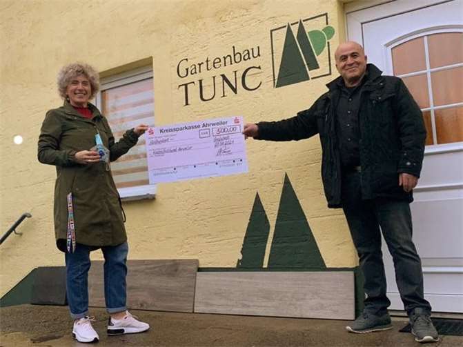Irini Höfer, 2. Vorsitzende des KSB, konnte einen Spendenscheck über 500 Euro von Nusret Tunc entgegennehmen.Foto: privat