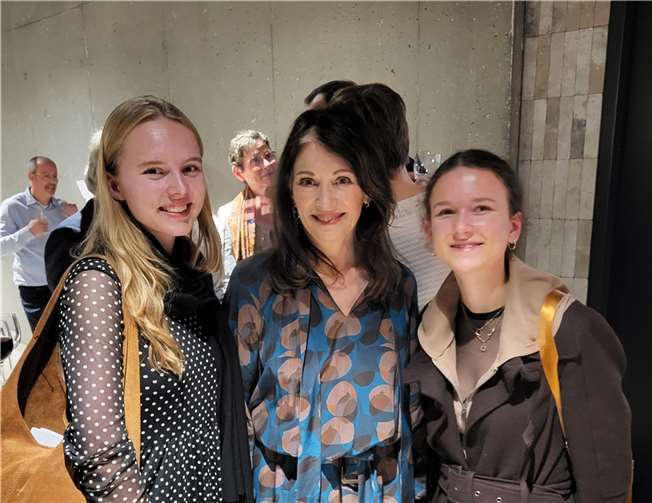 Iris Berben (Mitte) mit den Schülerinnen Leonie Fischbach (links) und Leah Hofmann (rechts).  Fotos: Gymnasium Calvarienberg