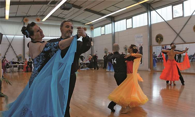 Iris Flerus und Dieter Assenmacher (links) sowie Dr. Ingrid Hupp und Joachim Eckermann erreichten den dritten bzw. ersten Platz in der Senioren II C-Standardklasse.Rudolf Mertens