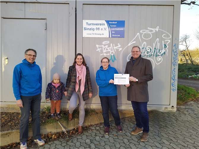 Iris Göddel und die ebenfalls anwesenden Vorstandsmitglieder Tina Schroeter und Roland Janik bedankten sich ganz herzlich bei Günter Rohde und dem Verein AXA/DBV von Herz zu Herz e.V.Foto: privat