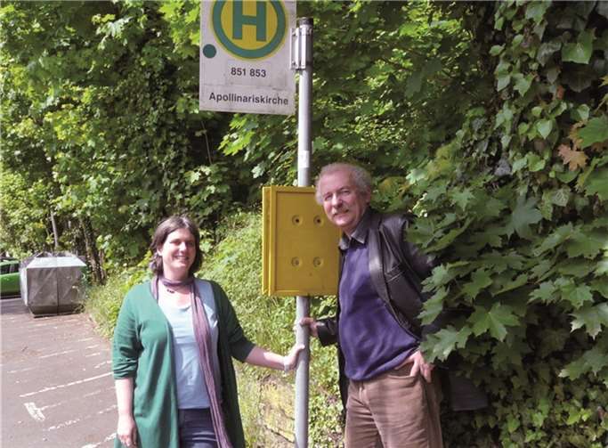 Iris Lossen und Frank Bliss an der Haltestelle „Apollinariskirche“ - ein Streckenplan fehlt hier völlig.privat