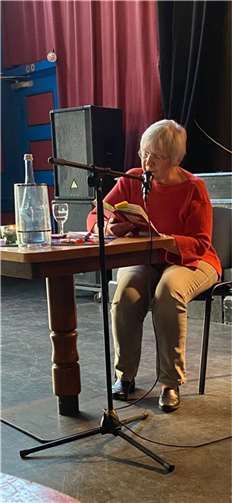 Iris Schürmann-Mock liest aus ihrem Buch „Frauen sind komisch“.