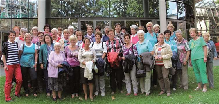 Irlich. Nach zwei Tagen Dauerregen führte die Tagesfahrt der kfd Irlich unter der Leitung der Vorsitzenden, Ruth Solbach, 43 Frauen in diesem Jahr nach Siegburg. Nach einem geführten Rundgang durch das schöne Städtchen mit seinen Sehenswürdigkeiten wurde noch am Rhein eingekehrt. Privat