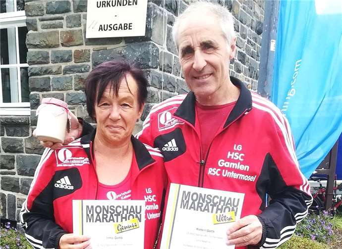 Irma Gotto und Robert Gotto mit ihren Urkunden.