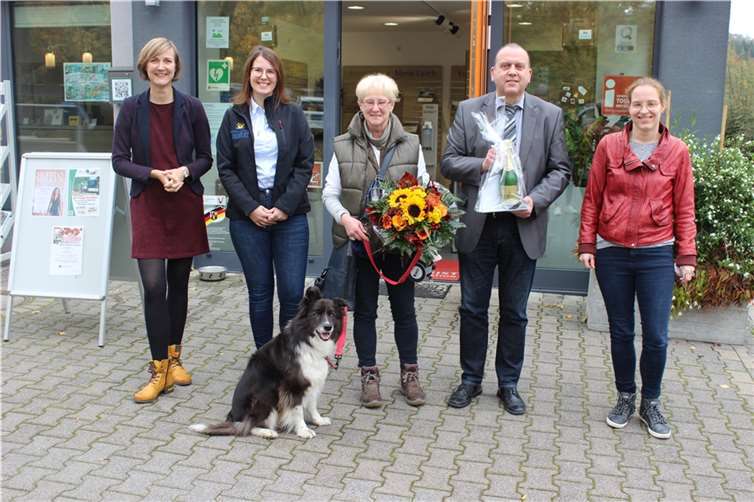 Irma Penning (Mitte) wurde als 350.000. Besucherin der Tourist-Information Maria Laach begrüßt.Foto: Tourist-Information Maria Laach