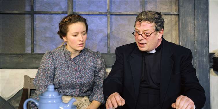 Irma und Pfarrer Achatz legen sich „ihre Geschichte“ zurecht.