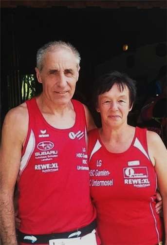 Irma und Robert Gotto liefen zusammen 69 Kilometer um die Burg Are. privat