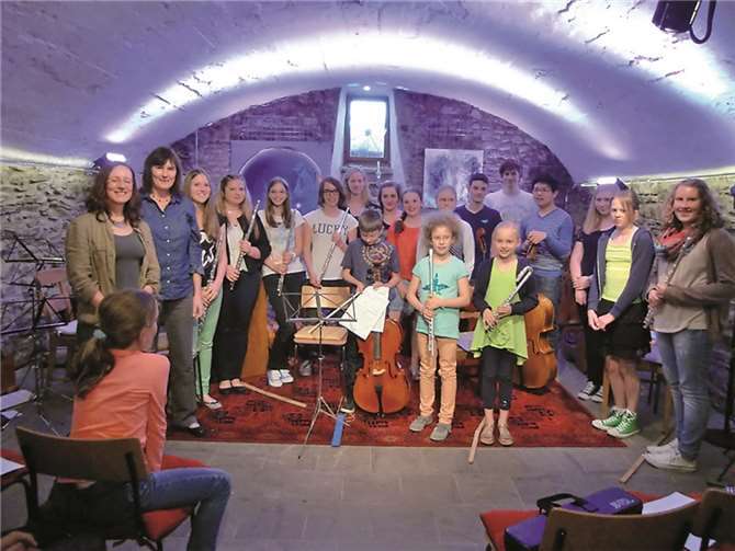 Irmela Nolte und Monika Recker-Johnson mit ihren Schülern beim Klassenvorspiel Cello trifft Querflöte. privat