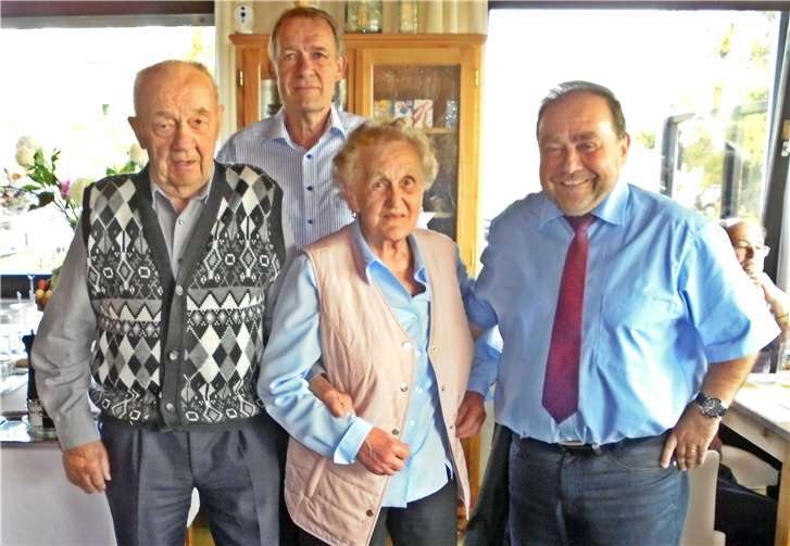 Irmgard Doll, als älteste Teilnehmerin mit 90 Jahren und Helmut Schmitz mit 87 Jahren nahmen die Glückwünsche seitens der Ortsgemeinde sowie der Verbandsgemeinde entgegen.privat