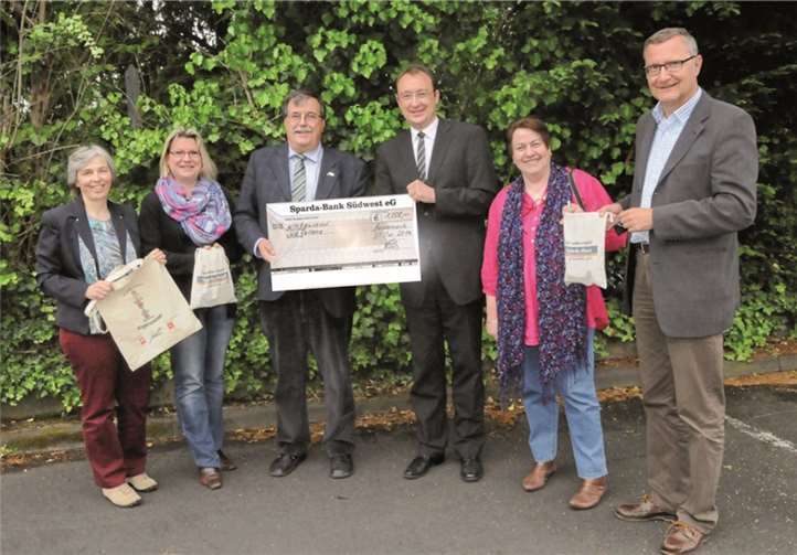 Irmgard Hillesheim (Caritasverband Rhein-Mosel-Ahr), Stefanie Lange (Kath. FBS Andernach), Bürgermeister Klaus Bell, Henning Oster (Filialleiter Sparda-Bank Süd-West eG), Maria Lippert-Lüdtke und Bernd Schemmer (VGV Pellenz) bei der Scheckübergabe der Sparda-Bank für das Projekt angekommen - angenommen. privat