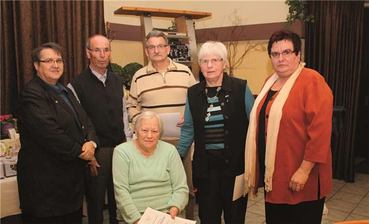 Irmgard Kicherer, Reinhold Krämer, Josef Lechner, Rosemarie Minkes, Marlies Hoffmann, sitzend: Irmgard Müller. 