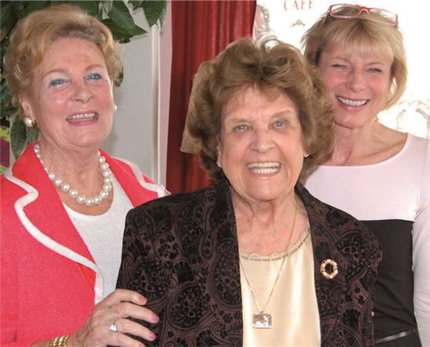 Irmgard Mollstroh, Dr. Roswitha Dahn und Birgit Letschert in fröhlicher Feststimmung.FA