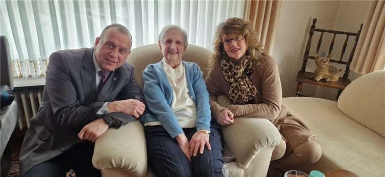 Irmgard Ohm (Mitte) freute sich über die Glückwünsche von Ortsbürgermeisterin Simone Schneider und Bürgermeister Johannes Bell zum 95. Geburtstag.  Foto: Simone Schneider, Burgbrohl