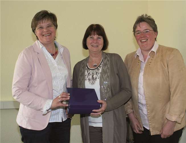 Irmgard Schwermann, Ellen Michaelsen und Anita Ewenz bei der Spendenübergabe. privat
