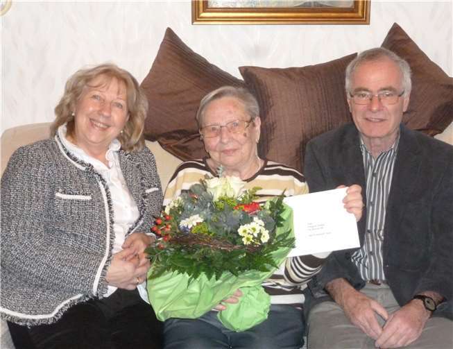 Irmgard Stamm erhielt Geburtstags-Besuch von Loni Wellert und Peter Kirst.Foto: privat