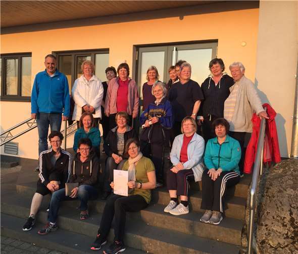 Irmtraud Schmitz mit ihrer Turngruppe. Foto: Marcel Stern